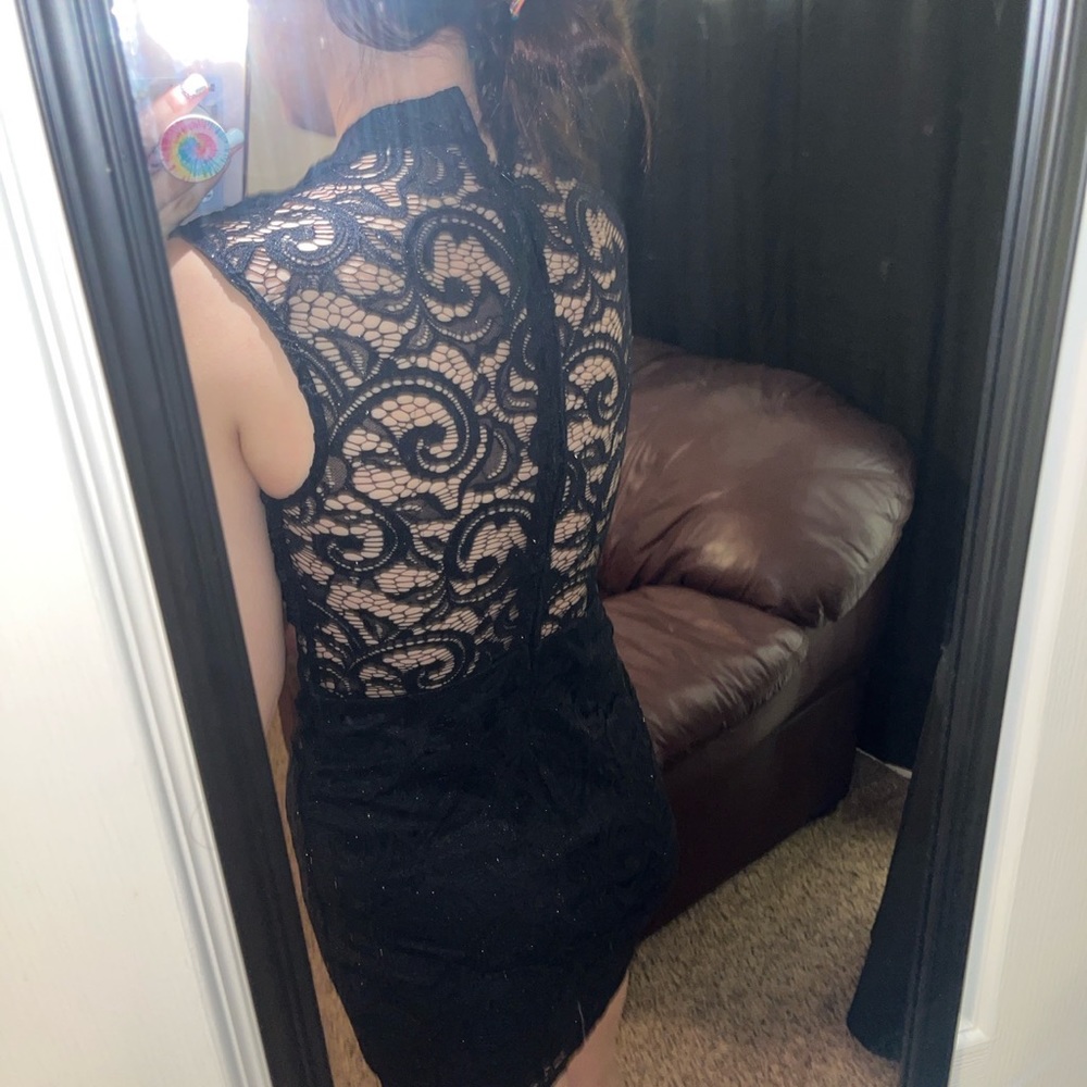 This is a 9/10, I’m 5’8/135 it’s a bit big, it is very sparkly!make an offer!